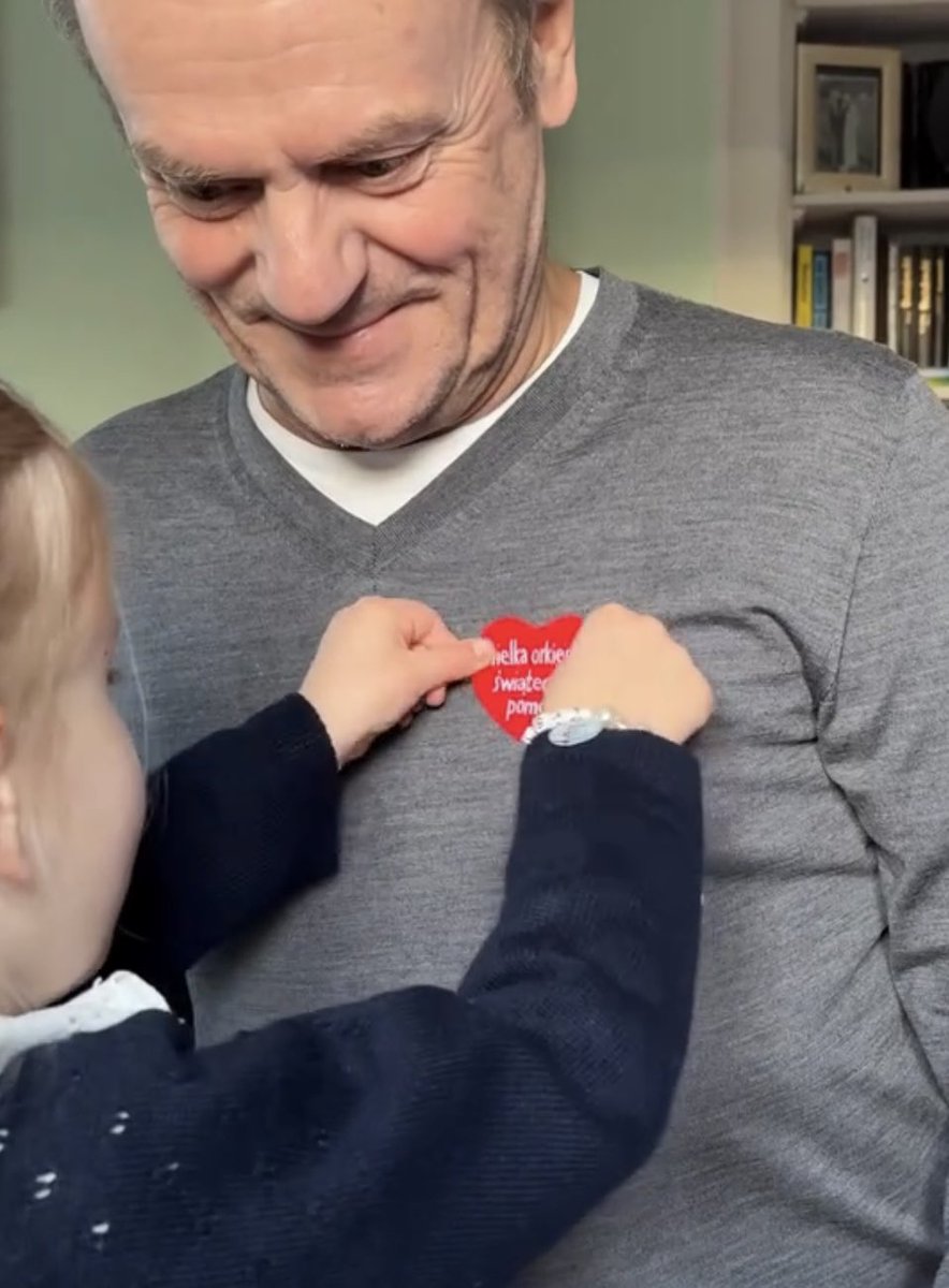 donaldtusk's tweet photo. Miłość zawsze będzie silniejsza od nienawiści. Prawda, kochani? https://t.co/g5WiqBLdcB