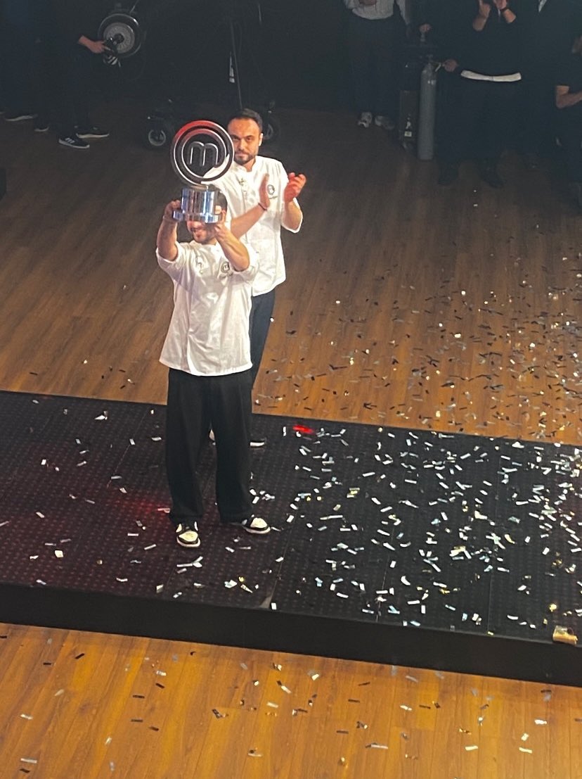 Desteklediğiniz kişi bile Onur’un daha iyi performans gösterdiğini ve “Anasının ak sütü gibi helal.”olduğunu söyledi.Sırf bir insana olan hayranlığınızdan dolayı diğer insanın başarısını,çabasını görmezden geliyorsunuz.Size de bu yakışır.👏🏻
#MasterChefTürkiye #OnBey #OnurUresin
