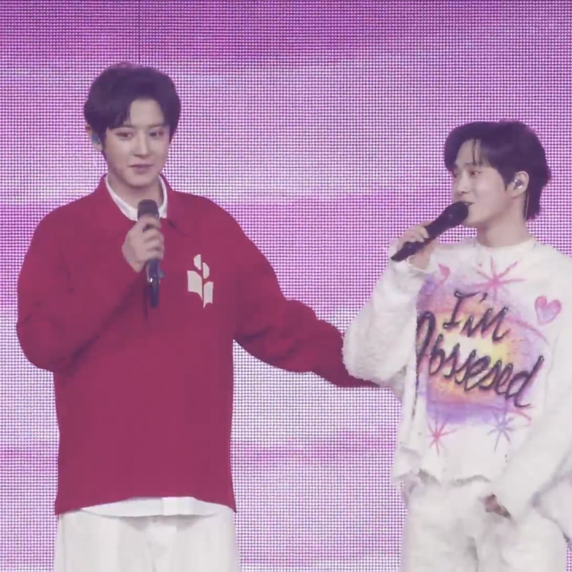 oshcuddles's tweet photo. SUHO GOT A LITTLE EMOTIONAL AND CHANYEOL WAS THERE TO SAY “DON’T CRY” EVEN RUBBED HIS BACK TO COMFORT HIM 🥹 https://t.co/WJry0FuPhy