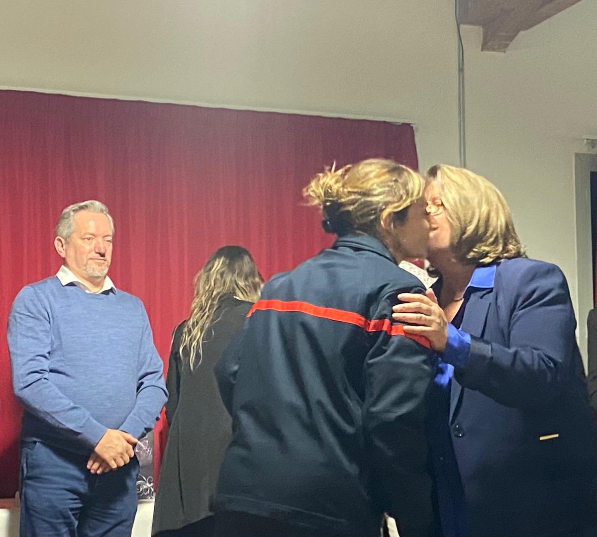 max_brisson's tweet photo. Nouvelle soirée de vœux hier à #Urt puis #Iholdy à l’invitation des maires Nathalie Martial-Etchegorry et Beñat Cachenaut.

Des temps de convivialité qui permettent aux maires de saluer l’engagement de leur équipe municipale, des agents communaux et des nombreux partenaires de l’action municipale. 

Mille mercis à toutes les petites mains qui ont œuvré à la préparation de ces belles cérémonies et en particulier à Sophie dont la cuisine fait là renommée d’Iholdy à travers tout le Pays basque.

#rondedesvoeux
#laforcedenoscommunes
#sénateurdeterrain