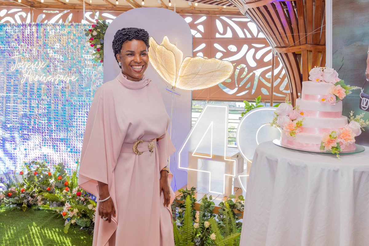 Burundi1stLady's tweet photo. En ce jour où je célèbre mes 49 ans, je me sens profondément remplie de gratitude. Merci à Dieu pour sa grâce infinie, pour les bénédictions innombrables et la force qu'Il me donne chaque jour. A mes parents, qui m'ont toujours guidée avec amour et sagesse, à mes enfants, qui remplissent mon cœur de joie et de fierté, ainsi qu’à ma famille, mes amis et tous ceux qui me soutiennent de près ou de loin, votre amour, vos conseils et votre présence sont une source constante de réconfort et de motivation. Votre soutien inébranlable m'inspire à persévérer et à aller toujours de l’avant.

Ce parcours m'apporte une détermination renouvelée et me pousse à continuer à servir mon pays avec courage et engagement. Mon dévouement à mon peuple et à ma nation est plus fort que jamais. Que chaque jour soit un nouveau pas vers un avenir meilleur pour nous tous.

Je tiens également à adresser une pensée toute particulière à mon cher époux, le Président de la République Son Excellence Général Major Evariste NDAYISHIMIYE. Mon amour, tu es mon roc, mon soutien et la lumière qui éclaire mon chemin. Ta présence à mes côtés, ton amour indéfectible et ton engagement à servir notre pays avec tant de dignité et de passion sont une source d'inspiration pour moi. Chaque jour à tes côtés est une bénédiction et un bonheur infini.

Merci à tous ceux qui croient en moi et qui œuvrent chaque jour à mes côtés. Merci.