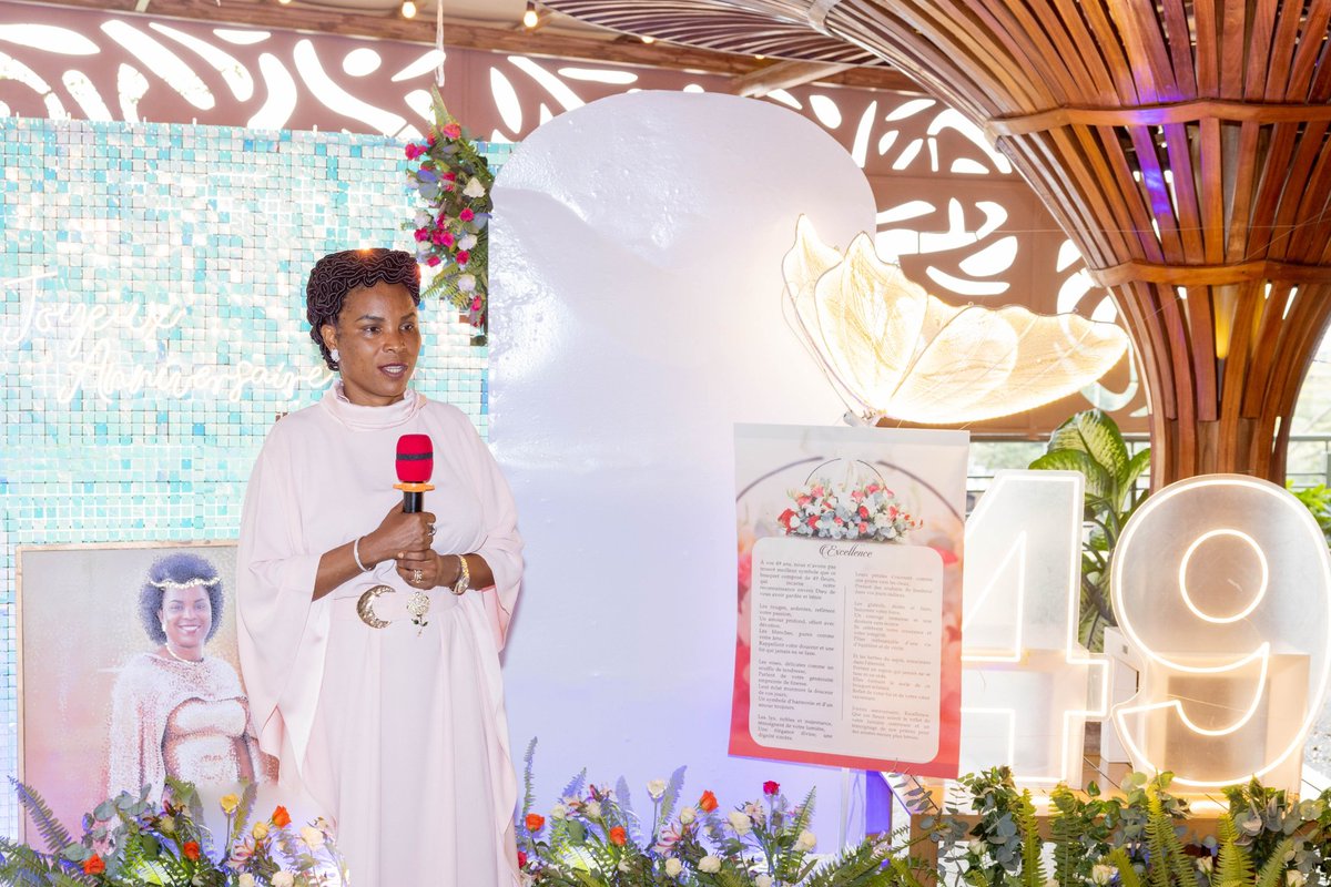 Burundi1stLady's tweet photo. En ce jour où je célèbre mes 49 ans, je me sens profondément remplie de gratitude. Merci à Dieu pour sa grâce infinie, pour les bénédictions innombrables et la force qu'Il me donne chaque jour. A mes parents, qui m'ont toujours guidée avec amour et sagesse, à mes enfants, qui remplissent mon cœur de joie et de fierté, ainsi qu’à ma famille, mes amis et tous ceux qui me soutiennent de près ou de loin, votre amour, vos conseils et votre présence sont une source constante de réconfort et de motivation. Votre soutien inébranlable m'inspire à persévérer et à aller toujours de l’avant.

Ce parcours m'apporte une détermination renouvelée et me pousse à continuer à servir mon pays avec courage et engagement. Mon dévouement à mon peuple et à ma nation est plus fort que jamais. Que chaque jour soit un nouveau pas vers un avenir meilleur pour nous tous.

Je tiens également à adresser une pensée toute particulière à mon cher époux, le Président de la République Son Excellence Général Major Evariste NDAYISHIMIYE. Mon amour, tu es mon roc, mon soutien et la lumière qui éclaire mon chemin. Ta présence à mes côtés, ton amour indéfectible et ton engagement à servir notre pays avec tant de dignité et de passion sont une source d'inspiration pour moi. Chaque jour à tes côtés est une bénédiction et un bonheur infini.

Merci à tous ceux qui croient en moi et qui œuvrent chaque jour à mes côtés. Merci.