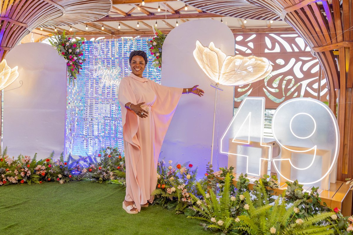 Burundi1stLady's tweet photo. En ce jour où je célèbre mes 49 ans, je me sens profondément remplie de gratitude. Merci à Dieu pour sa grâce infinie, pour les bénédictions innombrables et la force qu'Il me donne chaque jour. A mes parents, qui m'ont toujours guidée avec amour et sagesse, à mes enfants, qui remplissent mon cœur de joie et de fierté, ainsi qu’à ma famille, mes amis et tous ceux qui me soutiennent de près ou de loin, votre amour, vos conseils et votre présence sont une source constante de réconfort et de motivation. Votre soutien inébranlable m'inspire à persévérer et à aller toujours de l’avant.

Ce parcours m'apporte une détermination renouvelée et me pousse à continuer à servir mon pays avec courage et engagement. Mon dévouement à mon peuple et à ma nation est plus fort que jamais. Que chaque jour soit un nouveau pas vers un avenir meilleur pour nous tous.

Je tiens également à adresser une pensée toute particulière à mon cher époux, le Président de la République Son Excellence Général Major Evariste NDAYISHIMIYE. Mon amour, tu es mon roc, mon soutien et la lumière qui éclaire mon chemin. Ta présence à mes côtés, ton amour indéfectible et ton engagement à servir notre pays avec tant de dignité et de passion sont une source d'inspiration pour moi. Chaque jour à tes côtés est une bénédiction et un bonheur infini.

Merci à tous ceux qui croient en moi et qui œuvrent chaque jour à mes côtés. Merci.