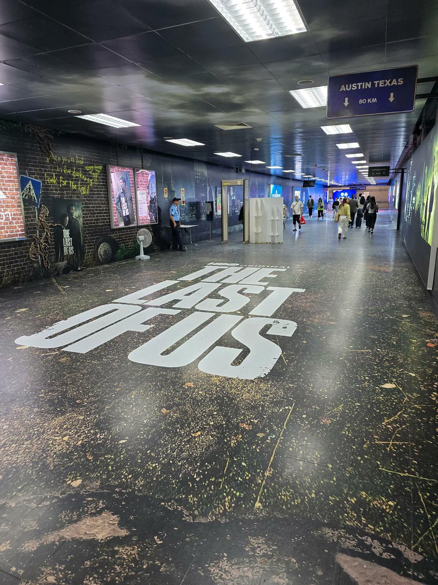 PlayVerso's tweet photo. The Last of Us en el metro de Bangkok.

betivan (Reddit).
https://t.co/u6mlO4ySrT

#TheLastOfUs https://t.co/ac3rpJzfbq