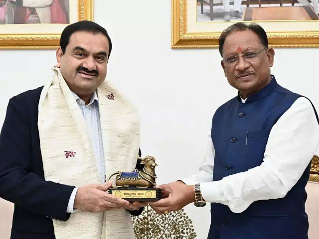 BharatInfraTech's tweet photo. 🚨 Gautam Adani announces ₹65,000 crore investment for projects in Chhattisgarh.

The Adani Group chairman also committed ₹5,000 crore for the development and expansion of the group's cement plants in the State.
#AdaniGroup #chhattisgarh https://t.co/vY5q074NQ7