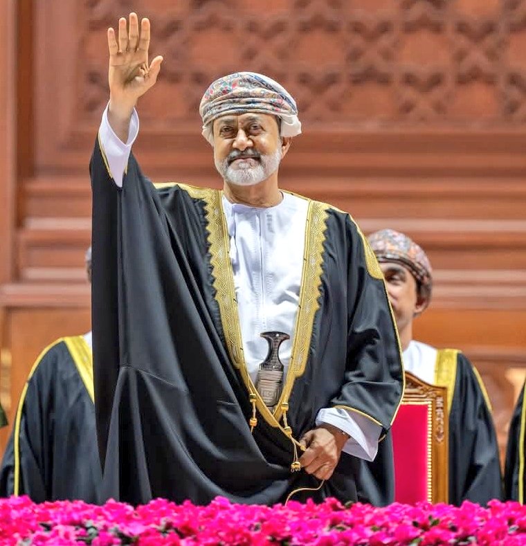 "لقد حافظتْ بلادُنَا العزيزةُ على كَيْنُونَتِها كدولةٍ مستقلةٍ ذاتَ سِيادةٍ عبرَ العصور، وقد تعاقبتْ عليها أنماطُ حُكمٍ عديدةٍ أدَّى كلٌ منها دورَهُ الحضاريّ وأمانتَــهُ التاريخيّةَ".
#السلطان_هيثم_بن_طارق
#هيثم_العهد_السعيد
#قلعة_التاريخ