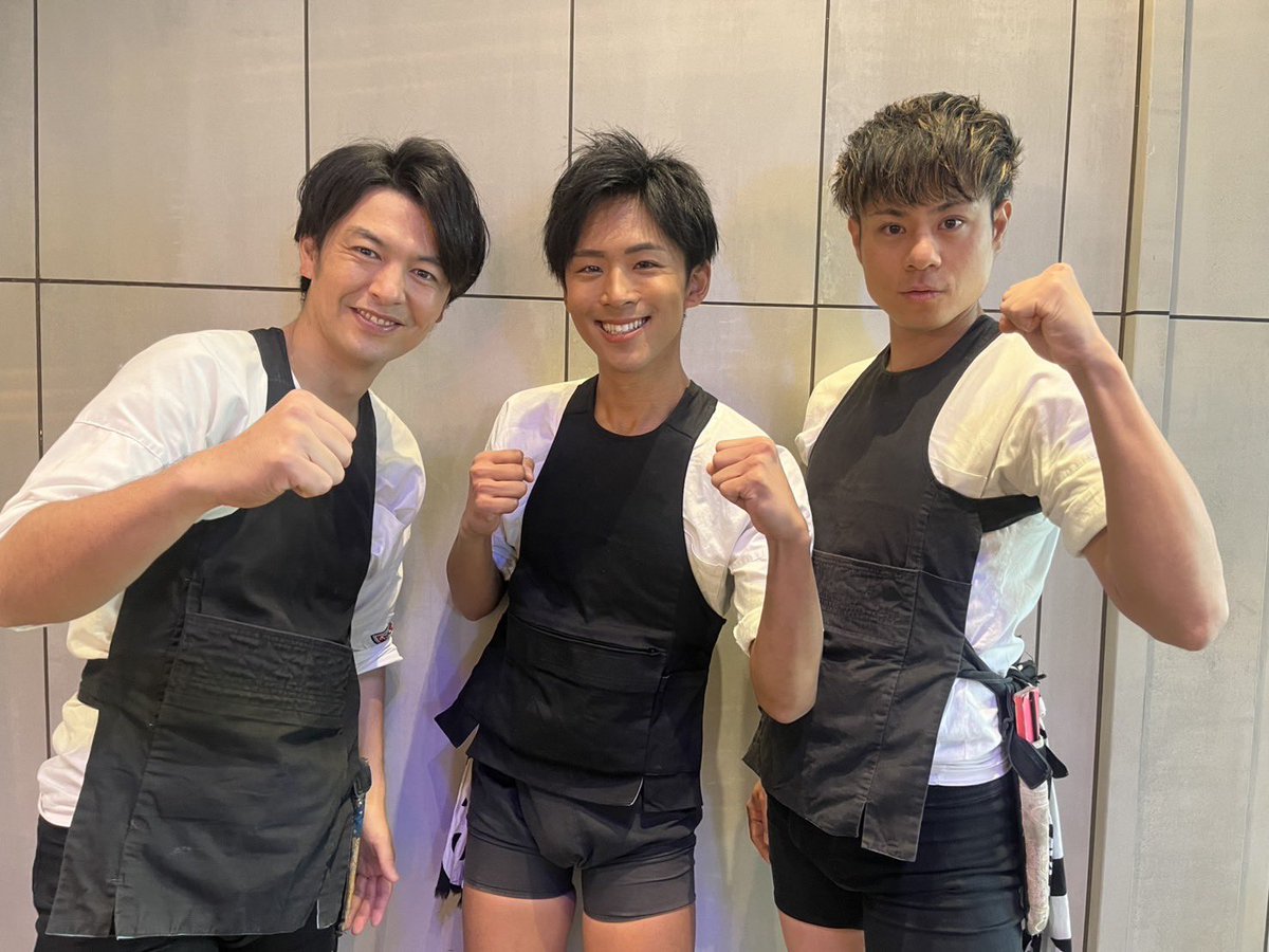 ka22jjadmtp's tweet photo. 歌舞伎横���にご来場頂いた皆さんありがとうございました🙇‍♂️✨
飲んで食べてライブをご覧頂いて、楽しそうに初めましての方も海外の方も一緒になって盛り上げて下さる最高な空間でした！！
そんな空間でライブが出来て幸せでした🔥🎤
明日は浅草にて‼️‼️

#東京力車 #浅草 #人力車 #人力車のお兄さん https://t.co/tIAhBogGkc