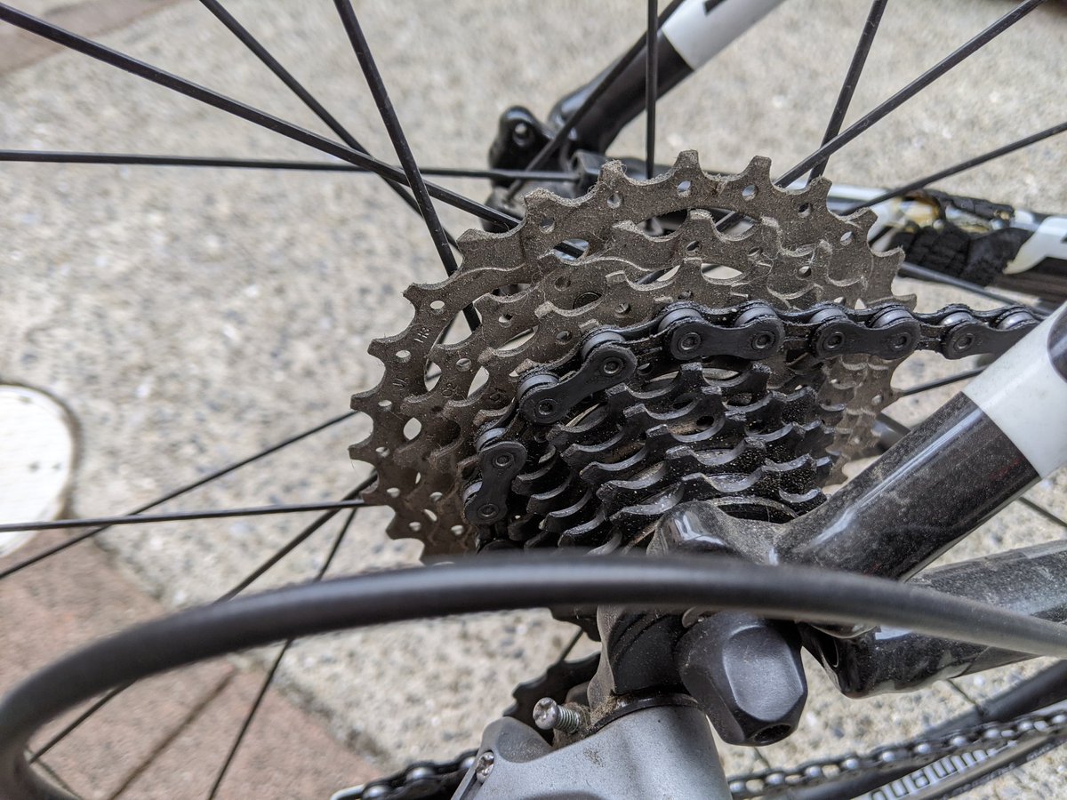 Croissant2732's tweet photo. 娘が通勤で使っているフラットバーロードバイク🚲
チェーンとスプロケはギトギト、フレームは油と泥汚れが酷かったので洗車した���キレイになって、チョー気持ちいい！🤩

#フラットバーロードバイク 
#フラットバーロード 
#giantbikes #giantbike #giant 
#giantdefy3 #defy3 
#チェーンは灯油清掃 https://t.co/VVegmnmcqv