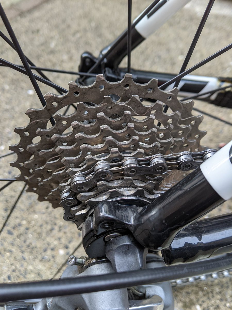 Croissant2732's tweet photo. 娘が通勤で使っているフラットバーロードバイク🚲
チェーンとスプロケはギトギト、フレームは油と泥汚れが酷かったので洗車した���キレイになって、チョー気持ちいい！🤩

#フラットバーロードバイク 
#フラットバーロード 
#giantbikes #giantbike #giant 
#giantdefy3 #defy3 
#チェーンは灯油清掃 https://t.co/VVegmnmcqv