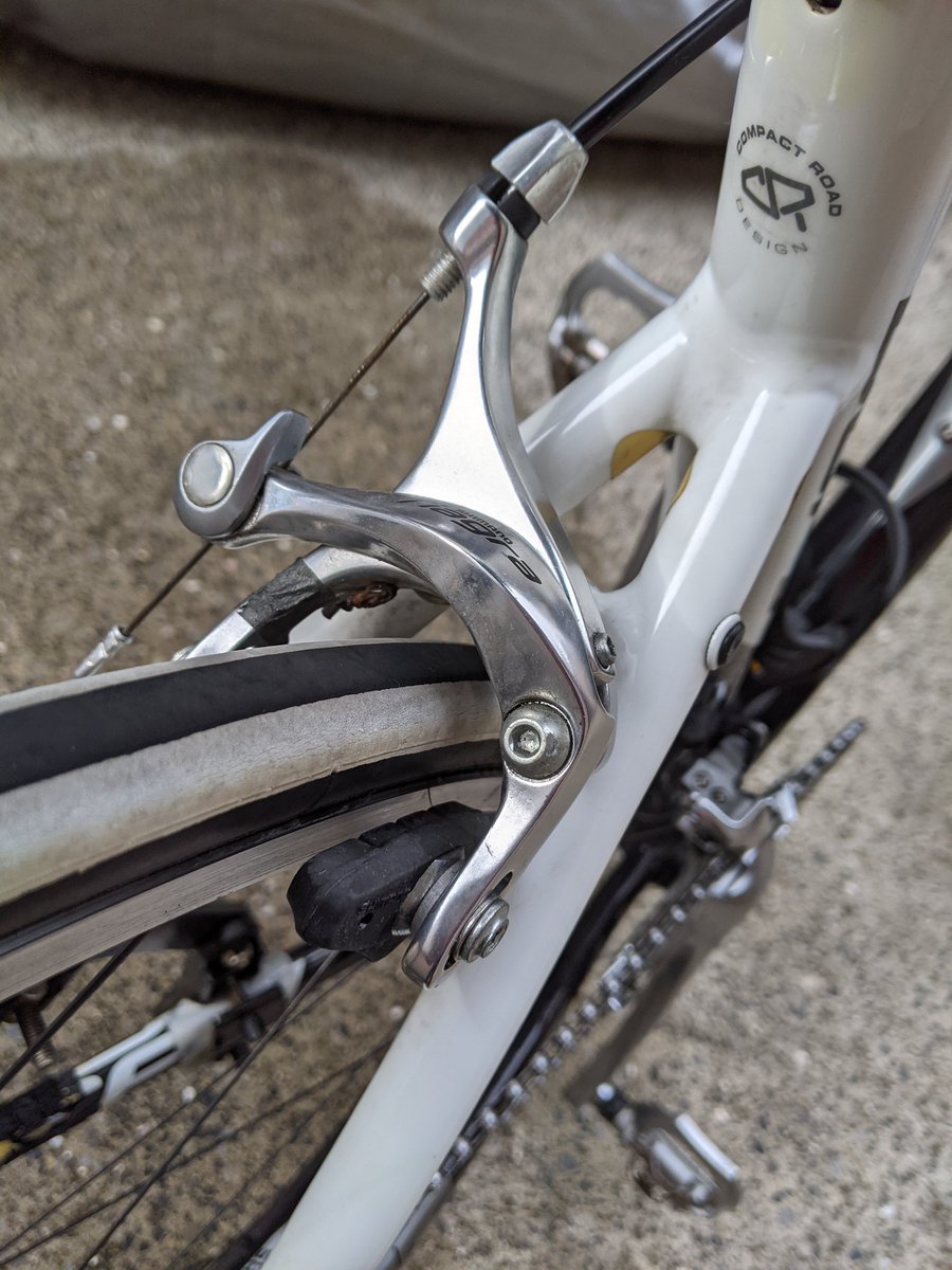 Croissant2732's tweet photo. 娘が通勤で使っているフラットバーロードバイク🚲
チェーンとスプロケはギトギト、フレームは油と泥汚れが酷かったので洗車した���キレイになって、チョー気持ちいい！🤩

#フラットバーロードバイク 
#フラットバーロード 
#giantbikes #giantbike #giant 
#giantdefy3 #defy3 
#チェーンは灯油清掃 https://t.co/VVegmnmcqv