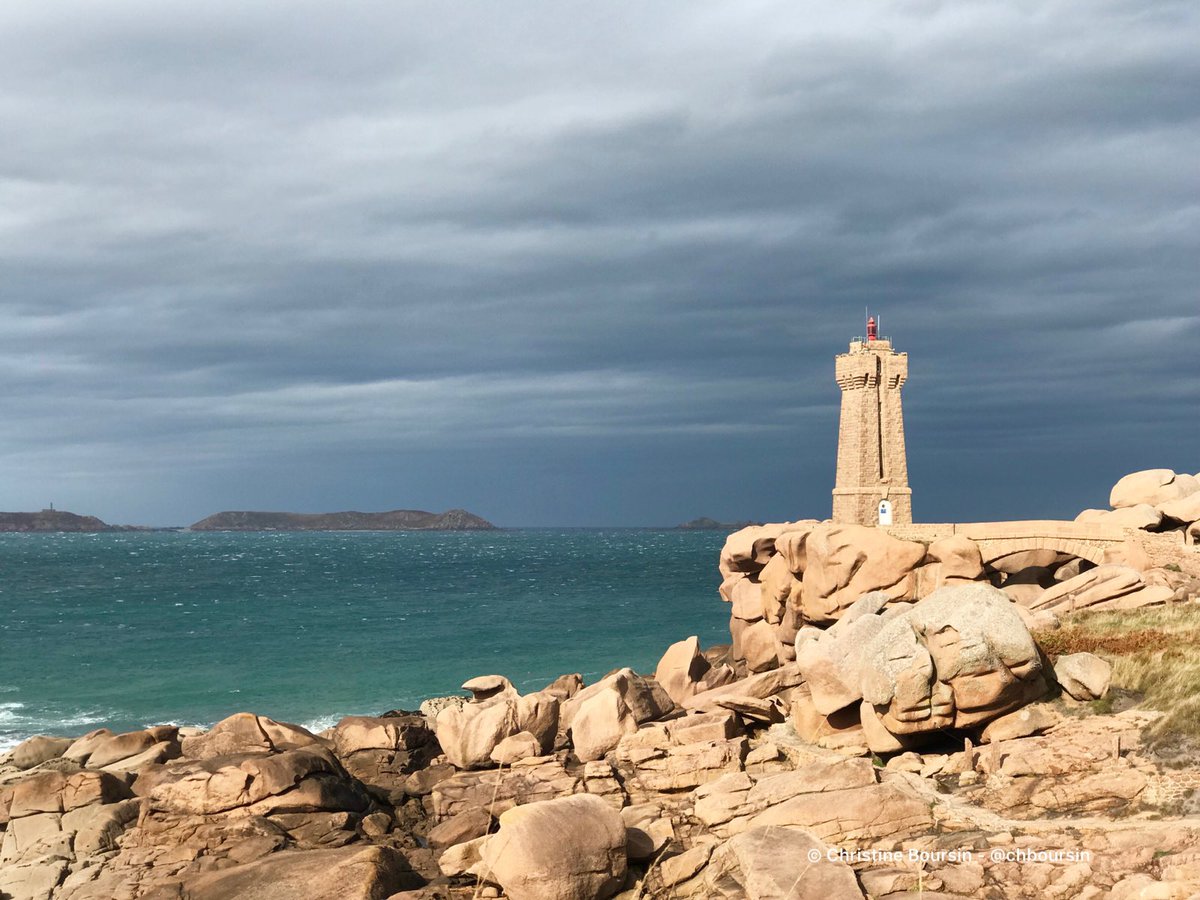#Bretagne #PauseBretonne Quand le soleil illumine le phare de Mean Ruz et sublime les reflets verts de la mer 💙💛💚! Bon week-end à tous !