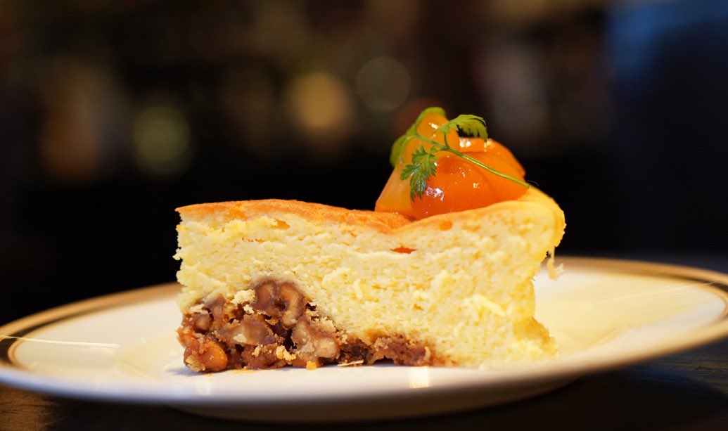 funakuracoffee's tweet photo. 「スフレときんかん」　550円
珈琲or紅茶セット　1000円

口溶けのよいスフレチーズケーキとくるみのコラボレーション。
祁答院産の金柑コンフィを添えて、
新年にピッタリの爽やかな風味に仕上げました。

金柑は金冠とも書き、縁起物とされています。
2025年がしあわせで満たされますように！ https://t.co/HTor3yDlBM