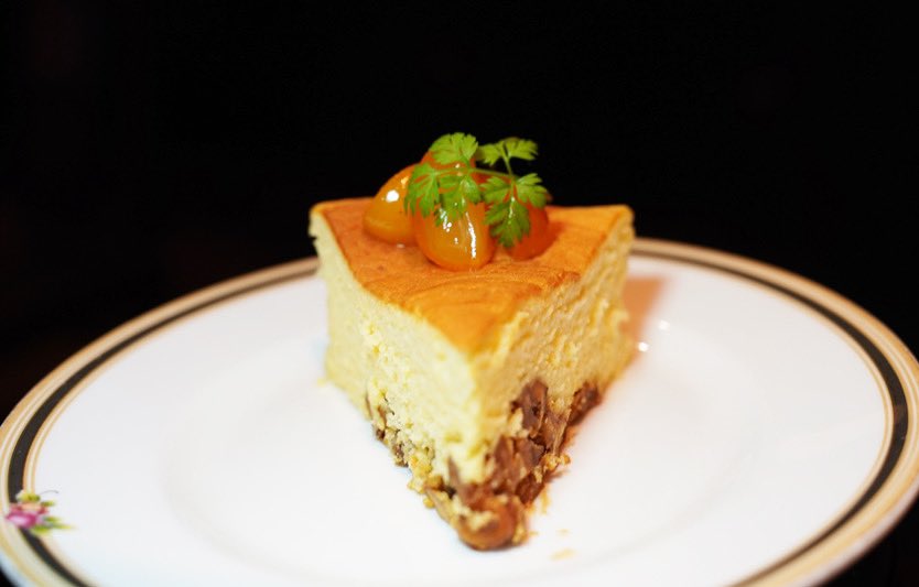 funakuracoffee's tweet photo. 「スフレときんかん」　550円
珈琲or紅茶セット　1000円

口溶けのよいスフレチーズケーキとくるみのコラボレーション。
祁答院産の金柑コンフィを添えて、
新年にピッタリの爽やかな風味に仕上げました。

金柑は金冠とも書き、縁起物とされています。
2025年がしあわせで満たされますように！ https://t.co/HTor3yDlBM