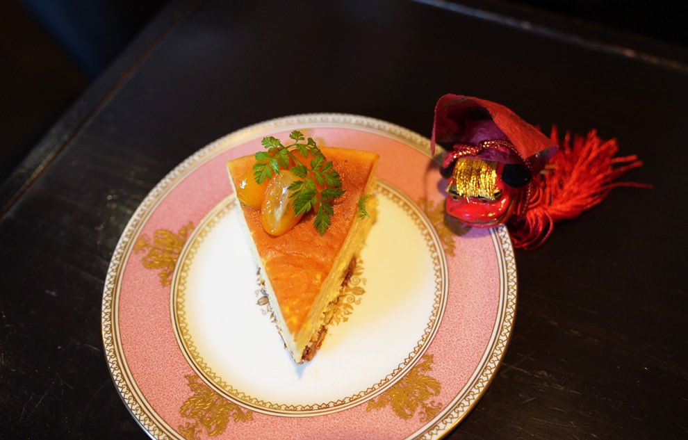 funakuracoffee's tweet photo. 「スフレときんかん」　550円
珈琲or紅茶セット　1000円

口溶けのよいスフレチーズケーキとくるみのコラボレーション。
祁答院産の金柑コンフィを添えて、
新年にピッタリの爽やかな風味に仕上げました。

金柑は金冠とも書き、縁起物とされています。
2025年がしあわせで満たされますように！ https://t.co/HTor3yDlBM