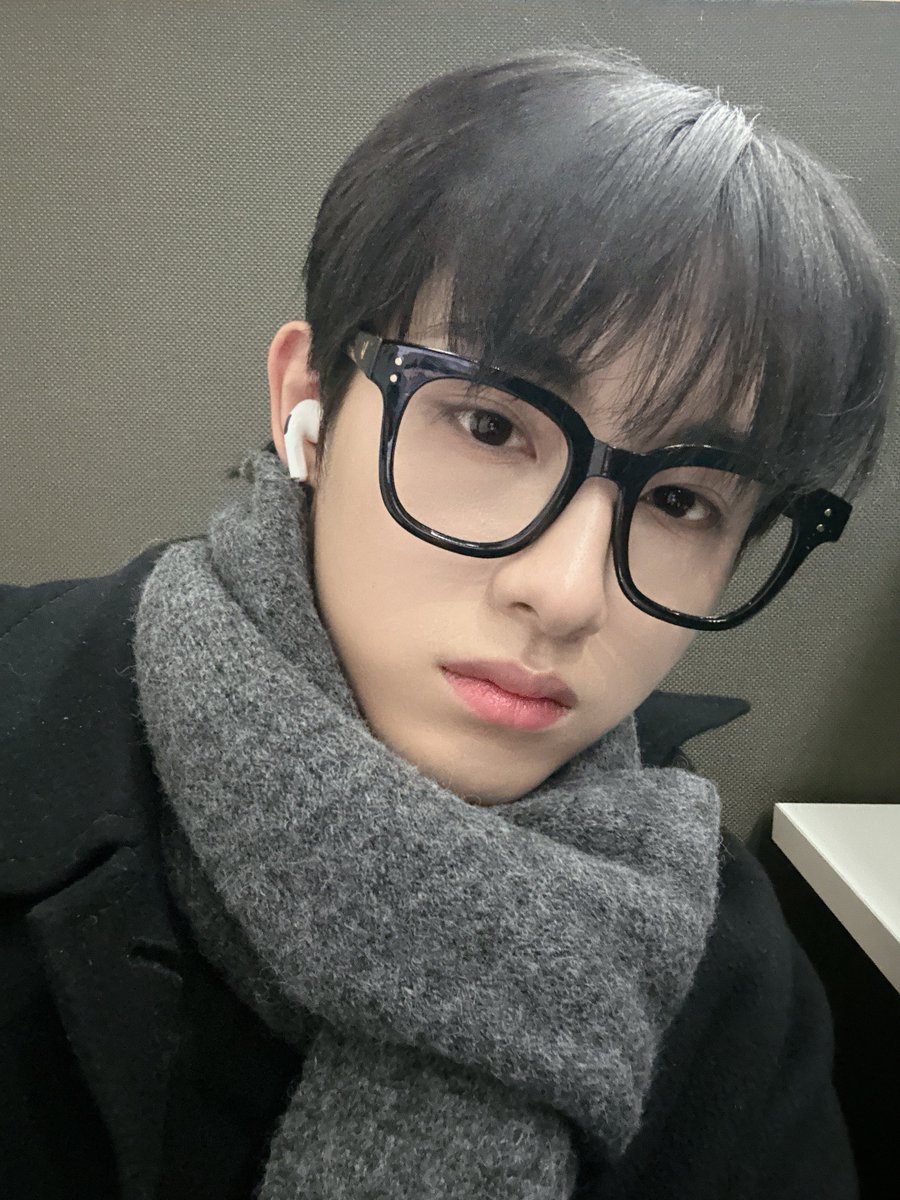 250112 🫧

These are all Wenzhou home-style dishes, small seafood 😼  
In my hometown, we eat a lot of seafood~
Mm-hmm! Y/n, make sure to take a good rest as well
The New Year is coming soon, so travel home safely 
Wear thick clothes like me when you go home!