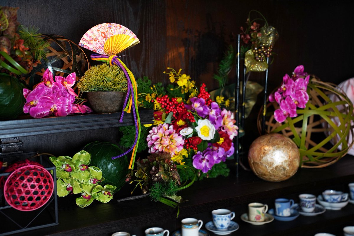 funakuracoffee's tweet photo. 今年もコーディネーターあけみさんのワクワク感のある花ごころが楽しみでなりません。
あけみさんの新年のご挨拶です。
『謹んで初春のお慶びを申し上げます。
２０２５年新しい年の幕開けです。「花門来福」花ある門には福来る珈琲倶楽部船倉　ここに集おう皆様にとって素敵な一年になりますように』 https://t.co/tfb0Yu5POH