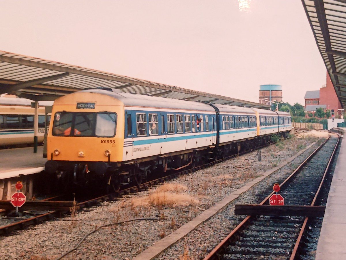 Invermuir's tweet image. My notes say this was a Man Vic- Holyhead service,  not quite sure what it's doing in the bay at Chester. Anyhow a 4 car Met Cam for you today. #tmrguk #class101 #DMU