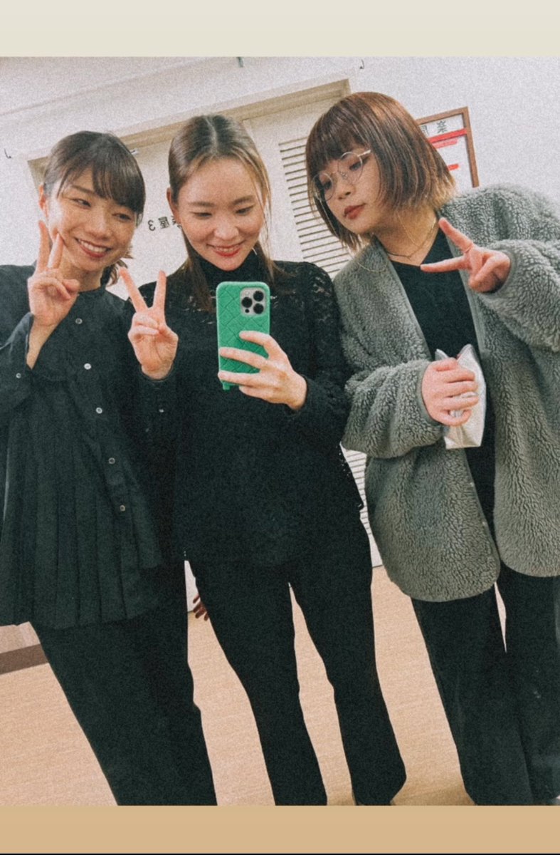 solvc_37's tweet photo. あけましておめでとうございます！
今年もよろしくお願いいたします！

昨日はとんでもなく大学生に戻った
ニューイヤーコンサートでした🫶

2025年　　　　　　　2015年(前日飲み過ぎ全員むくみアー写)
大人になったね(？ https://t.co/Yln1ACU1Pe