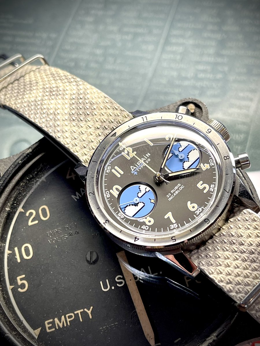 earnest_strap's tweet image. エイレンTYPE20,セコンドセコンド。雲とエッフェル塔のドット絵が描かれた印象的なインダイアル。NATOタイプでパイロットウォッチのテイストをベースにカロング（和名ヤスリ蛇）のぼかし柄を雲に見立てたアイデアを採用。素晴らしいコンビネーションに仕上がりました！#エイレン #TYPE20