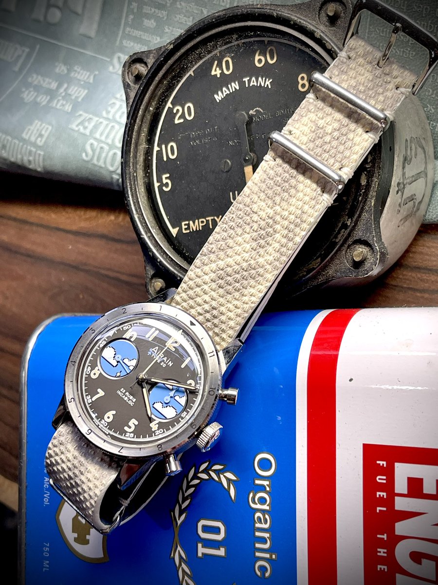 earnest_strap's tweet image. エイレンTYPE20,セコンドセコンド。雲とエッフェル塔のドット絵が描かれた印象的なインダイアル。NATOタイプでパイロットウォッチのテイストをベースにカロング（和名ヤスリ蛇）のぼかし柄を雲に見立てたアイデアを採用。素晴らしいコンビネーションに仕上がりました！#エイレン #TYPE20