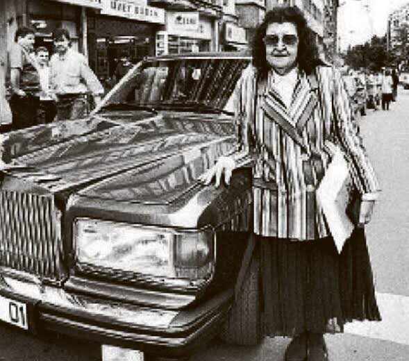 Matild Manukyan’ı bir sistem çözümleme modeli gibi düşünelim. Nasıl da devasa bir güç gibi görünüyordu değil mi? Ancak böylesine büyük bir ekonomik pastanın, tamamen erkek egemen bir sistemde, gerçekten bir terzi hanıma terk edilmiş olma ihtimali var mıydı? Elbette yoktu ve