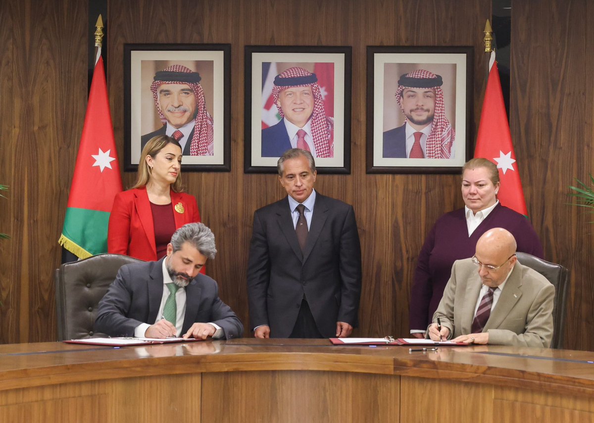 PrimeMinistry's tweet photo. الحكومة توقع العقد المبدئي لمشروع تحلية ونقل المياه "الناقل الوطني" أولى الخطوات العملية لتنفيذ المشروع

التفاصيل: https://t.co/G3HWXPCLhP

@mwigovjo https://t.co/4wq1Hyf4DT