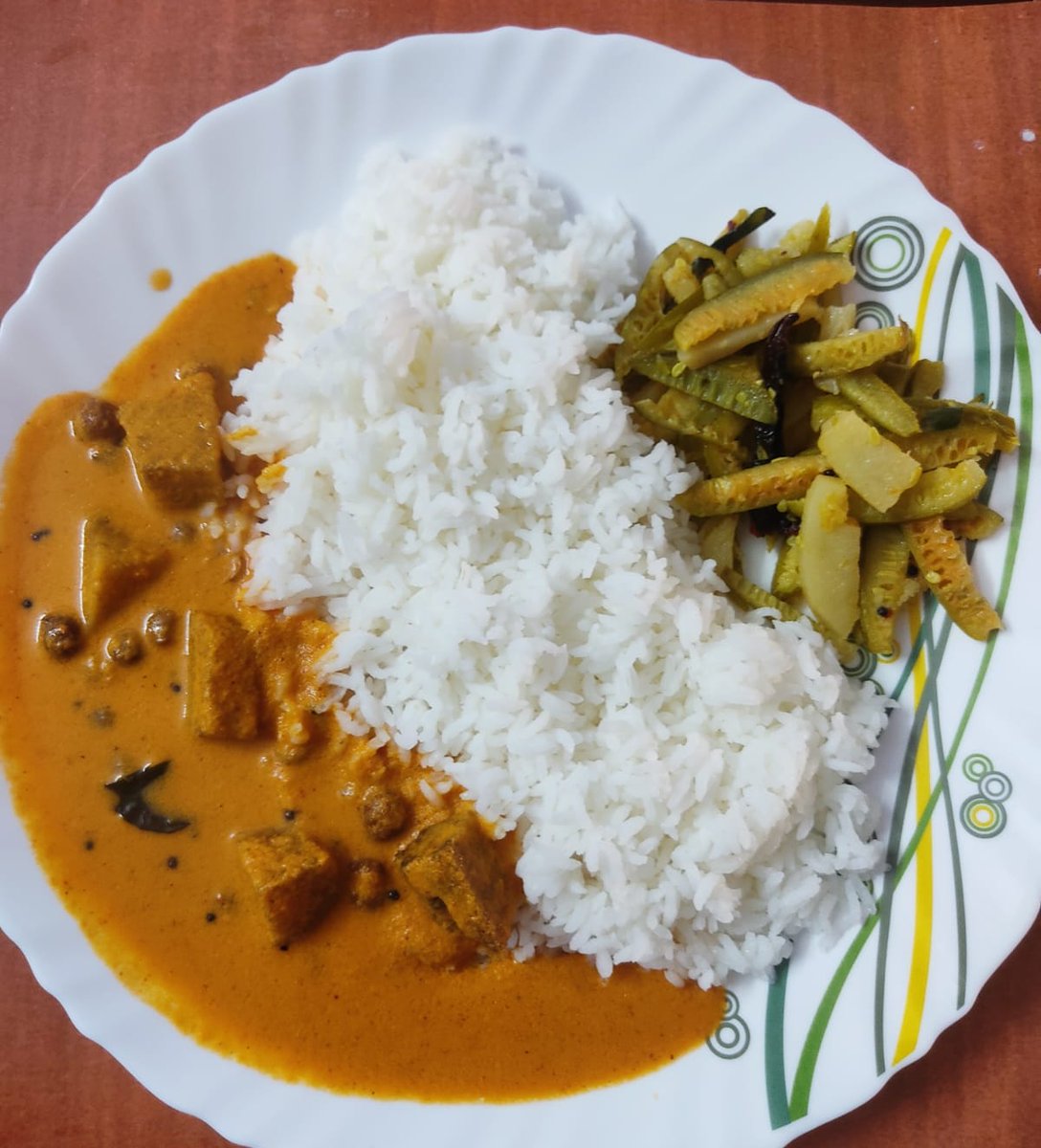 kamathrok's tweet image. Today's lunch..
In Konkani 

Chaney ghashi with Surnu ani chano, sheetha, tendle aani batate ghalnu upkari..

Black chickpeas and yam curry , rice, ivygourd and potato stir fry..
#SundayFunday
#SimpleIsAmple