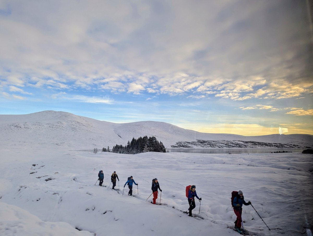 CP_IsleofHarris's tweet image. I managed to photograph these cross country skiers yesterday morning as we traveled from Ulapool to Dingwall (Just after Loch Droma) Not sure if anyone knows who they are