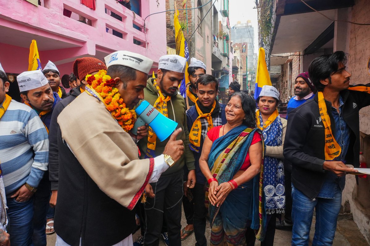 AnilSJhaMLA's tweet photo. आज हिन्द विहार में जनसंपर्क कर स्थानीय निवासियों से जनसंवाद का अवसर प्राप्त हुआ।   

जनसंवाद के दौरान क्षेत्रवासियों का स्नेह और आशीर्वाद पाकर अभिभूत हूँ। उनका यह विश्वास और समर्थन मेरे लिए प्रेरणा का स्रोत है। https://t.co/KbEZnqooTy