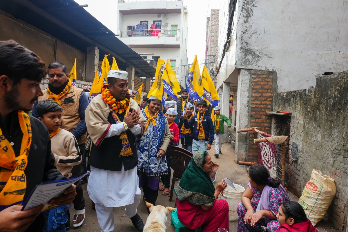 AnilSJhaMLA's tweet photo. आज हिन्द विहार में जनसंपर्क कर स्थानीय निवासियों से जनसंवाद का अवसर प्राप्त हुआ।   

जनसंवाद के दौरान क्षेत्रवासियों का स्नेह और आशीर्वाद पाकर अभिभूत हूँ। उनका यह विश्वास और समर्थन मेरे लिए प्रेरणा का स्रोत है। https://t.co/KbEZnqooTy