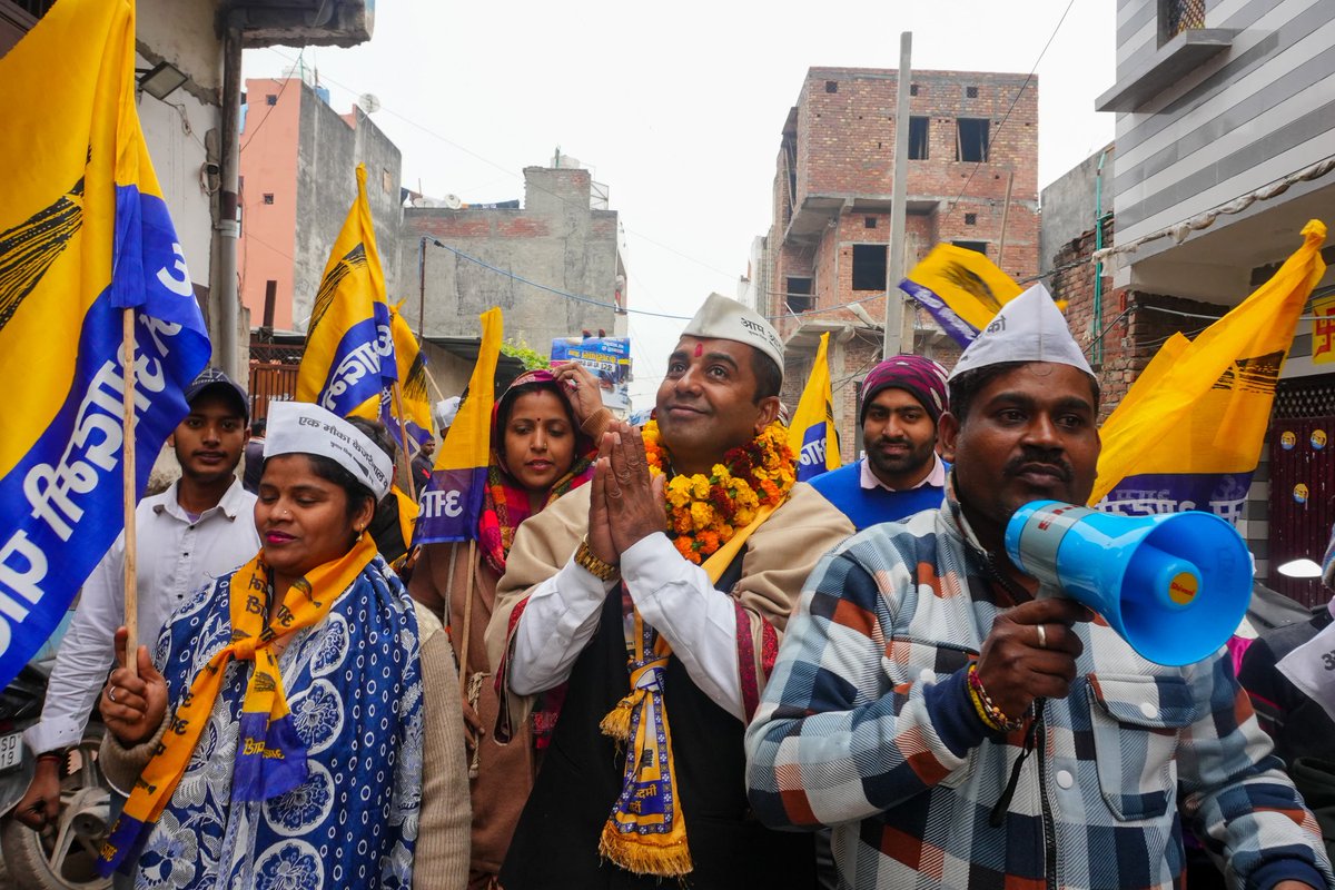 AnilSJhaMLA's tweet photo. आज हिन्द विहार में जनसंपर्क कर स्थानीय निवासियों से जनसंवाद का अवसर प्राप्त हुआ।   

जनसंवाद के दौरान क्षेत्रवासियों का स्नेह और आशीर्वाद पाकर अभिभूत हूँ। उनका यह विश्वास और समर्थन मेरे लिए प्रेरणा का स्रोत है। https://t.co/KbEZnqooTy