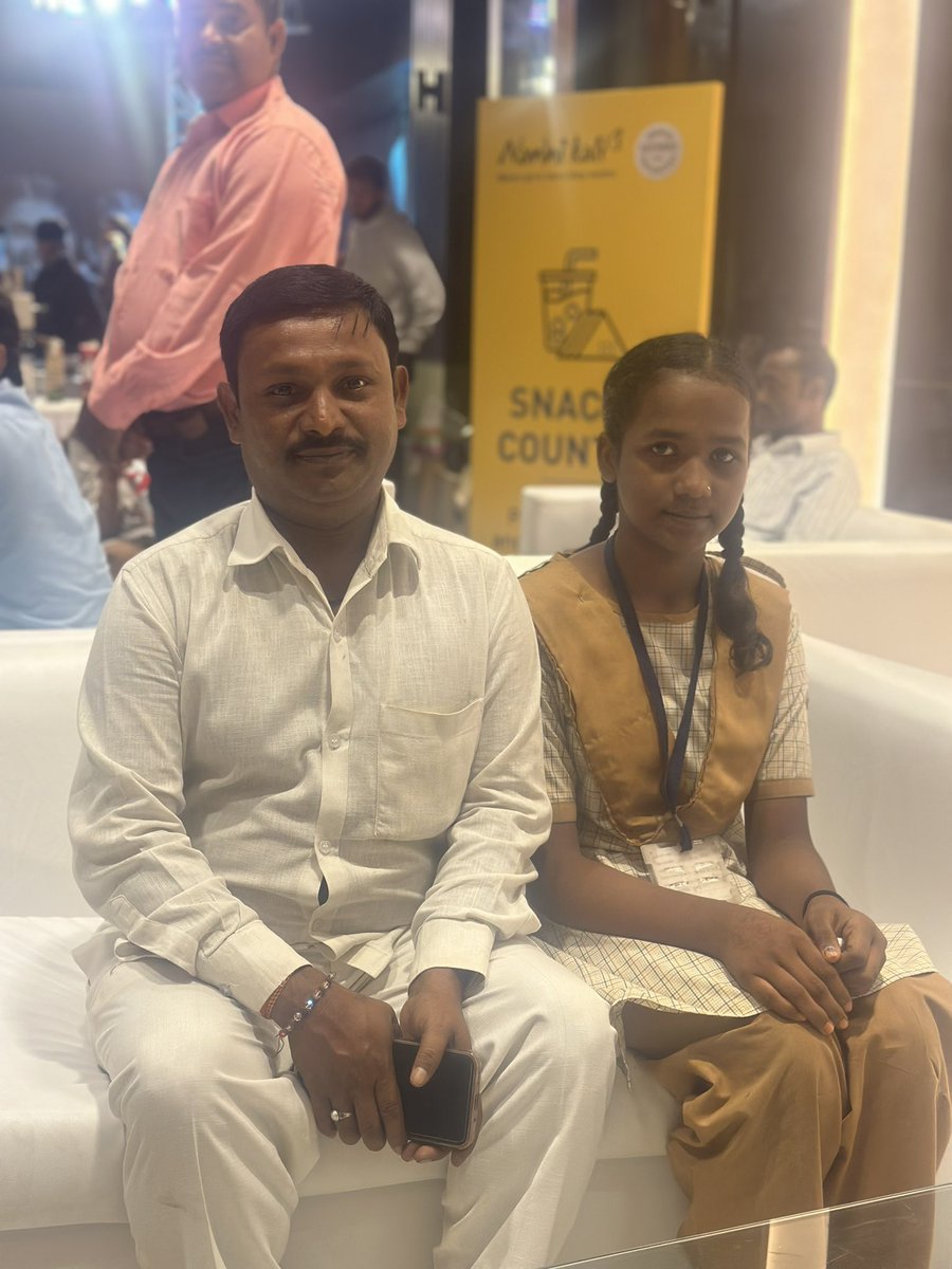 The raison d’etre for the #ProudFathersForDaughters event  - our @NanhiKalis with their fathers!  A Huge Thank You to all the donors who gifted this opportunity to the girls! You not only made their day but have given them a memory they will treasure for a lifetime! 🙏🙏🙏❤️❤️❤️