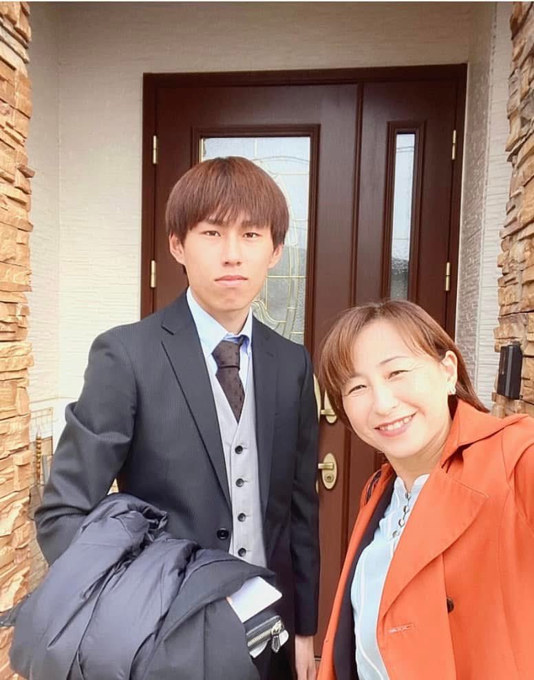 次男がハタチになりました🤗
今日は「はたちの会」

子どもたちは旧友との再会に、親同士も久々の再会に沸きました(笑)

子育てもひと段落！の気持ちになるのかなぁ〜と思いましたが、親はいつになっても親ですね😅

ハタチの皆さんがこの先の人生で幸多きことを願っています♪

#裾野市
#はたちの会