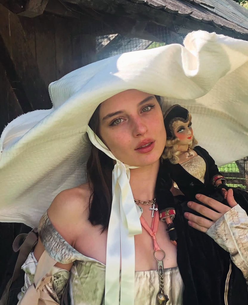 19_PAGANI's tweet photo. Ophelia Millaiss. https://t.co/kfduCgwZNN