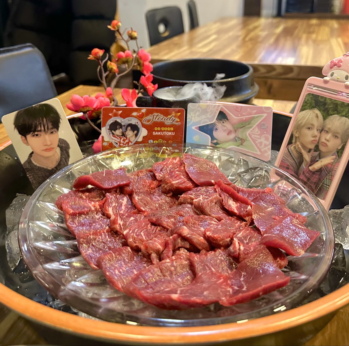soso_ahn's tweet photo. 뭉티기 오이시 ~ ~ @xaqqy https://t.co/JrNzyNFeSo
