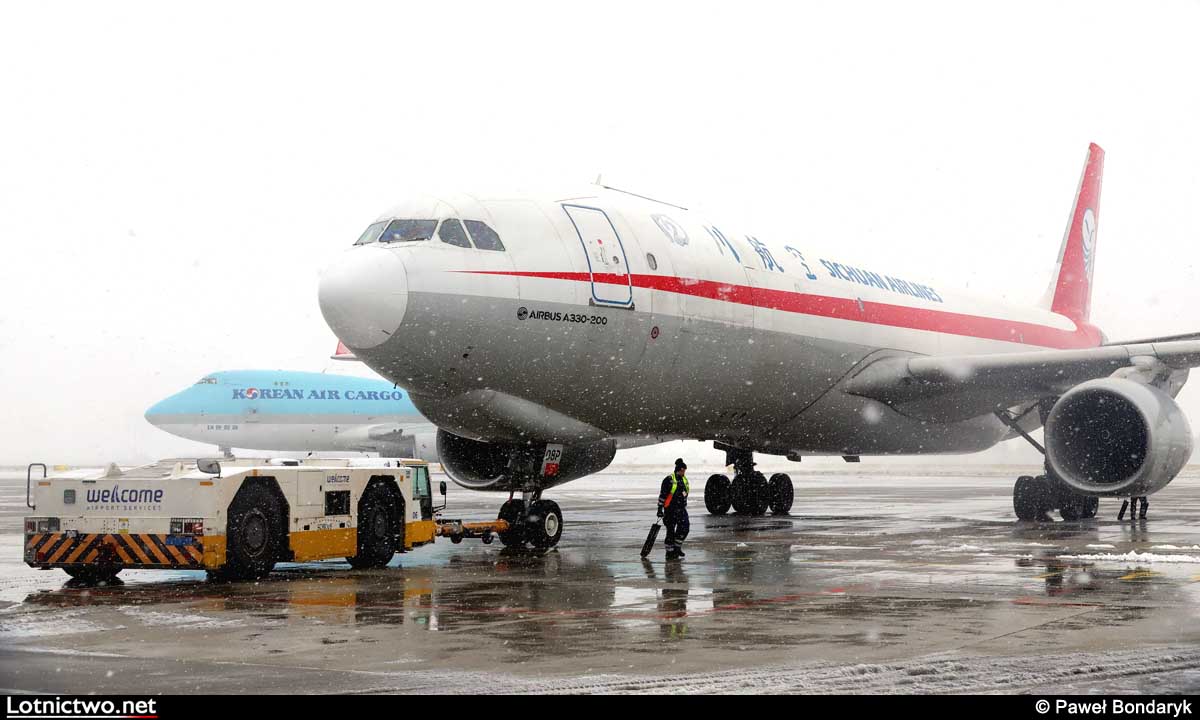 PBondaryk's tweet photo. Jest zima, jest zimno, jest śnieg. Takie są odwieczne prawa natury.
#WAW #CSC #A332F #KAL #B74F #cargo https://t.co/oM8K0P9pCo