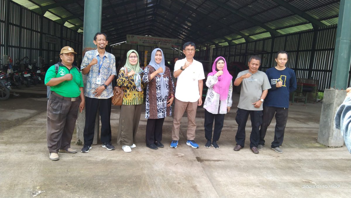 DLH_Pml's tweet photo. Kunjungan Kerja Kepala DLHK Prov. Jawa Tengah Widi Hartanto, ST., MT ke DLH Kabupaten Pemalang dalam rangka Koordinasi untuk penanganan sampah di Kabupaten Pemalang, bagaimana cara mengelola sampah mulai dari sumbernya, kemudian pengolahan sampah di TPA. https://t.co/OiHocparus