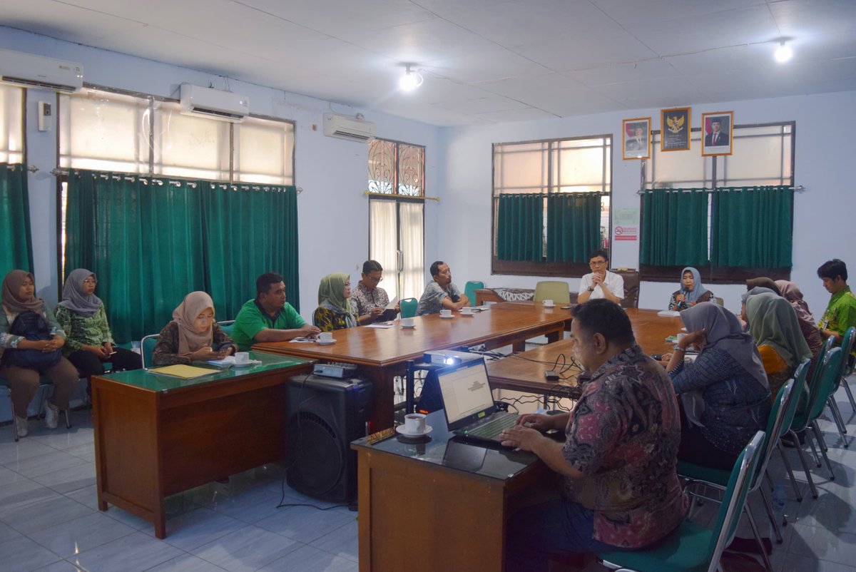 DLH_Pml's tweet photo. Kunjungan Kerja Kepala DLHK Prov. Jawa Tengah Widi Hartanto, ST., MT ke DLH Kabupaten Pemalang dalam rangka Koordinasi untuk penanganan sampah di Kabupaten Pemalang, bagaimana cara mengelola sampah mulai dari sumbernya, kemudian pengolahan sampah di TPA. https://t.co/OiHocparus