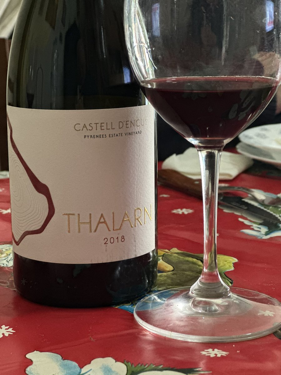 🏰 Castell d’Encus
🍷 Thalarn 2018
🗺 #docostersdelsegre 
🍇 #syrah

🎯 Es un vino vibrante, con tensión y notas afrutadas de cereza fresca, acompañadas de vainilla, con un tanino dulce. Presenta un postgusto persistente con notas de regaliz.