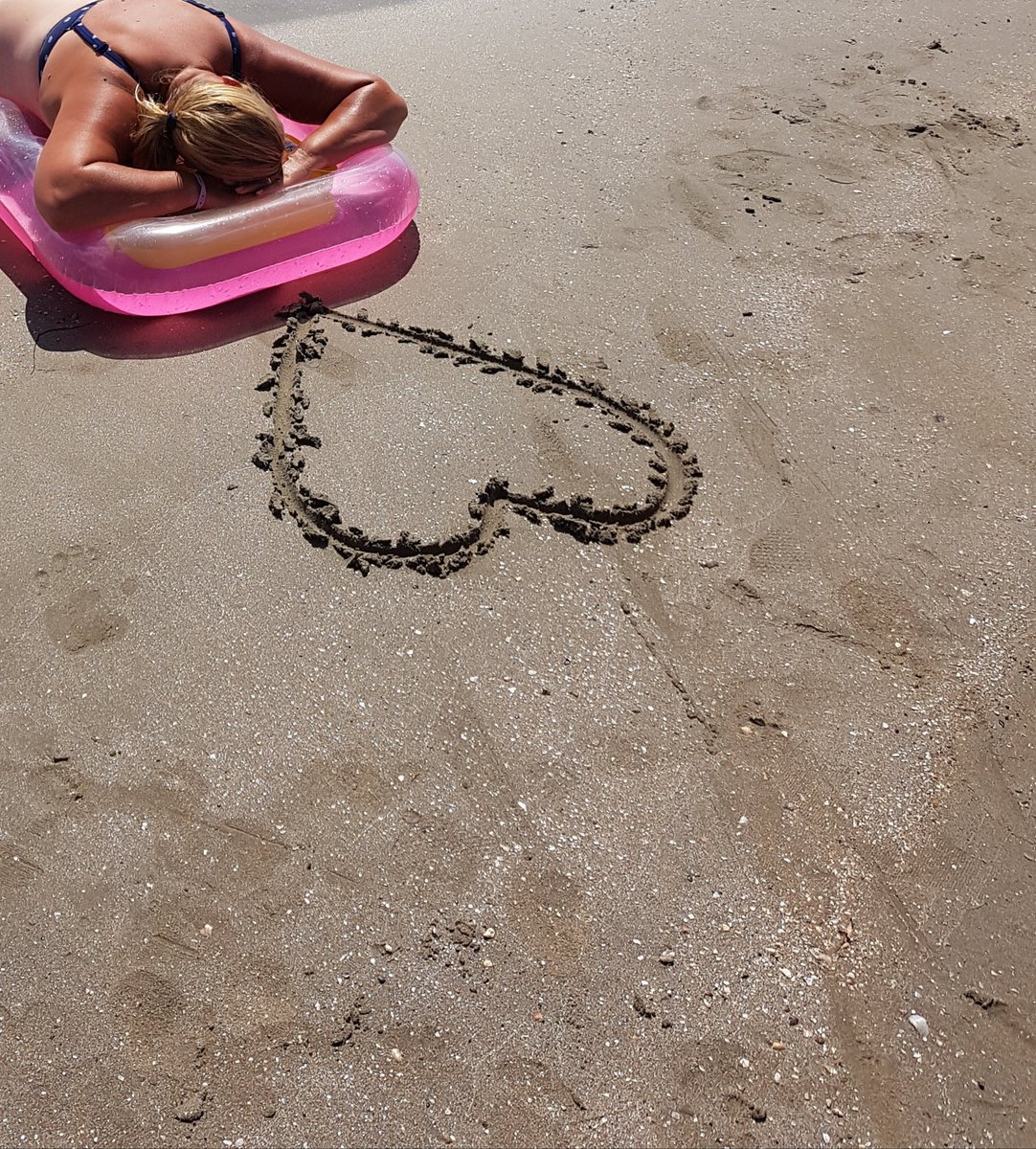 Waarom vlucht jij altijd. Voor het ware gevoel in jou hart Ed. Waar is mijn maatje van toen ? Negeren helpt niet hoor. 
Ik was het beste wat jij ooit bezat... zei je toch.
  #edjedepetje  #midlifecrisis #ego #eigenwijs #alsikhetnietzie #kanjebeterafstandnemen #gevoelnegeren