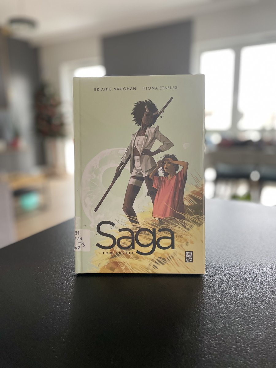 ponapisach's tweet photo. "Saga - tom 3" od #MuchaComics - Wciąż wrzucam tytuł w pojemną szufladę z podpisem science-fiction. Przy 3 tomie muszę jednak dopisać, że to nie tylko space opera. To raczej space soap opera, której wciąż nie mam nic do zarzucenia. #readlist2025PL -> https://t.co/0Lw2wyDijH https://t.co/GWM7UTObXL