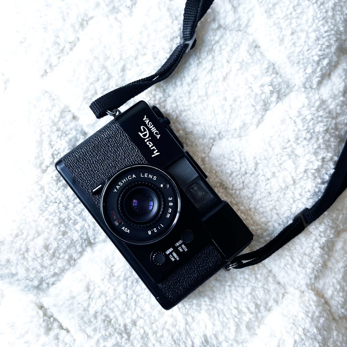 lalalongfilm's tweet photo. Yashica Diary 🎈
เป็นกล้องคอมแพค ฟิล์ม35มม ที่มาพร้อมเลนส์ดีๆอย่าง Yashica 38mm F2.8ถ่ายหน้าชัดหลังเบลอสบายๆใช้ง่าย เหมาะกับมือใหม่ที่ต้องการกล้องคุณภาพดี ใช้งานง่าย หน้าตาคลาสสิค บอดีแข็งแรง กล้องทำงานระบบอัตโนมัติ ใช้งานง่าย

ꕤ เเฟลชทำงานเปิด/ปิด
ꕤ มาพร้อมเลนส์ฟิก 38mm. F/2.8  ทำให้ฉากหลังละลายกำลังสวย 
ꕤ มีโหมดให้ใช้เยอะ
ꕤ ใช้ถ่าน  aa 2ก้อน 
ꕤ ใช้ฟิล์ม 135\35 หาได้ทั่วไป

ราคา 1190 รวมส่ง 📦

#กล้องฟิล์ม #กล้องฟิล์มมือสอง