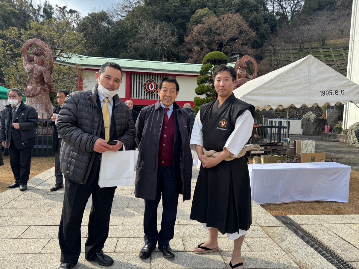 愛媛県少林寺拳法連盟会長として、恥ずかしながら初めて2025年少林寺拳法グループ新年会に、香川県多度津の総本山にて参加。宗由貴前総裁が、ウクライナなど、世界の混迷を踏まえた私たちの責務について、社会に役立つ人づくり、との少林寺拳法精神に基づき年頭ご挨拶をされ、感銘を受ける。
