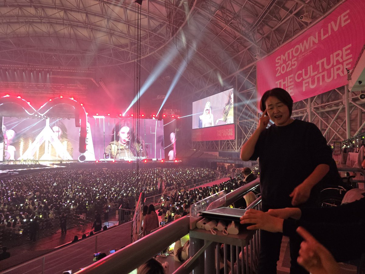 hamonthly's tweet photo. 슴콘 sm콘서트 #SMTOWNLIVE2025 수어통역에다가 화면에 가사 다 띄워져 있어서 너무 재밌었다 5시간이 1시간처럼 느껴지는 마법 역대급 콘서트였다👍🏻 #수어 #NCT #시즈니 #농인 팬과 함께, 잊지 못할 하루였다 https://t.co/Zf5E5xHYeU