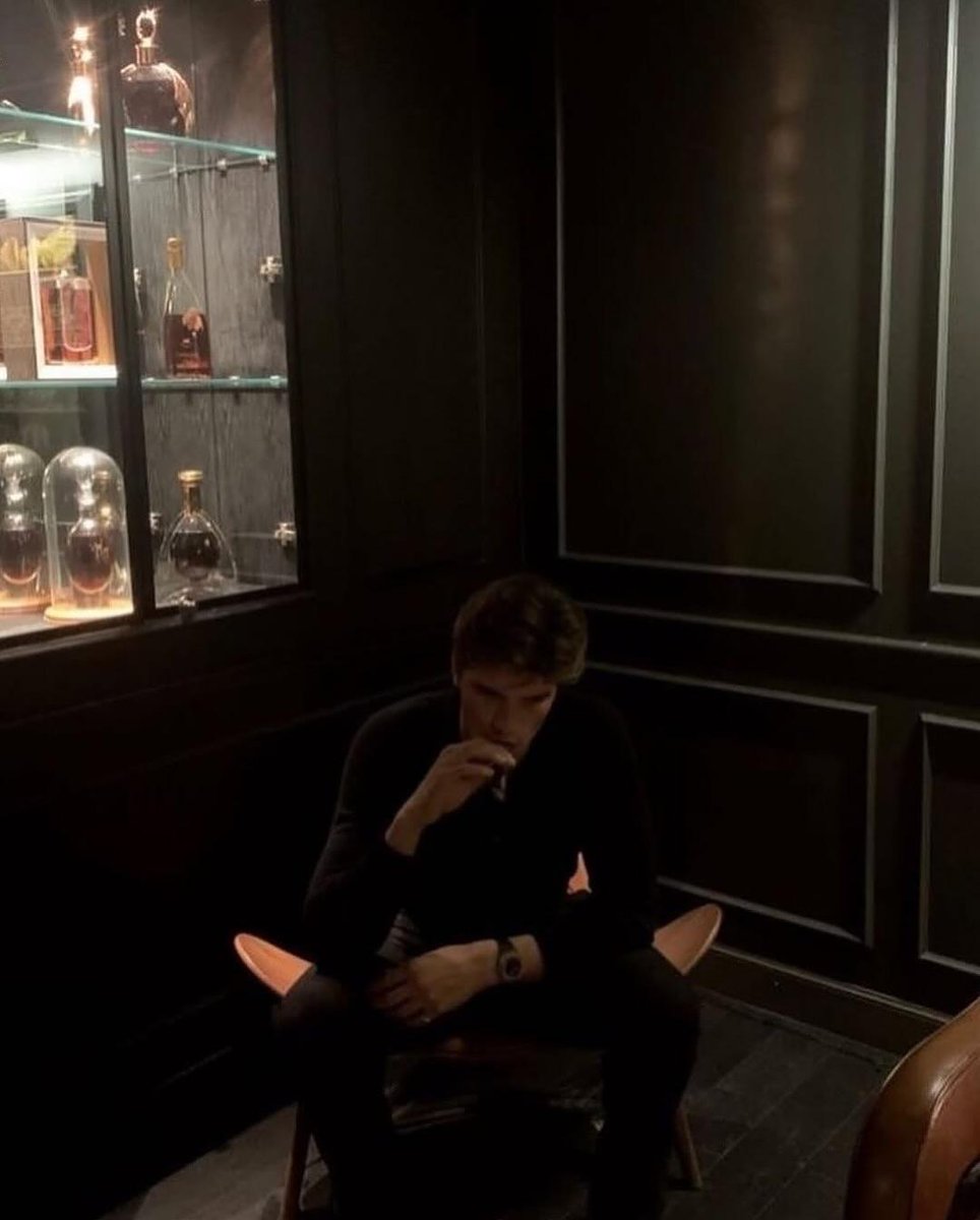 alexeixbt's tweet photo. pov : it’s 2028 and your ‘little’ business idea paid off. https://t.co/nvPKqZzpN2