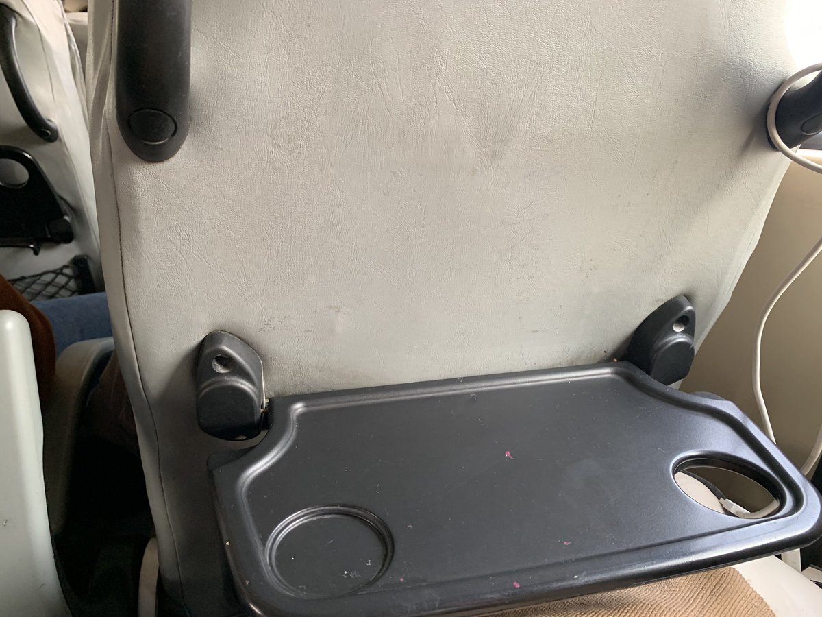 1-rasmda 2-rasmdagidek narsa qo'yadigan joyi yo'q ekan poyezddagi hodimlarga aytsam sinib ketgan togrlab beromimz deb aytishdi,odammi g'ashi kelarkan talabga javob bermasa