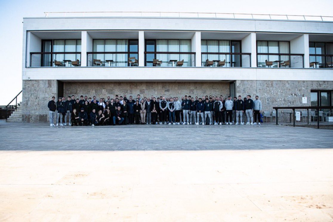 Training camp: Check! Group photo: Check! ✔ A huge thank you to the Hotel Parador de El Saler once again for the amazing hospitality 💙 #sv98

¡MUCHAS GRACIAS! 🙏🇪🇸