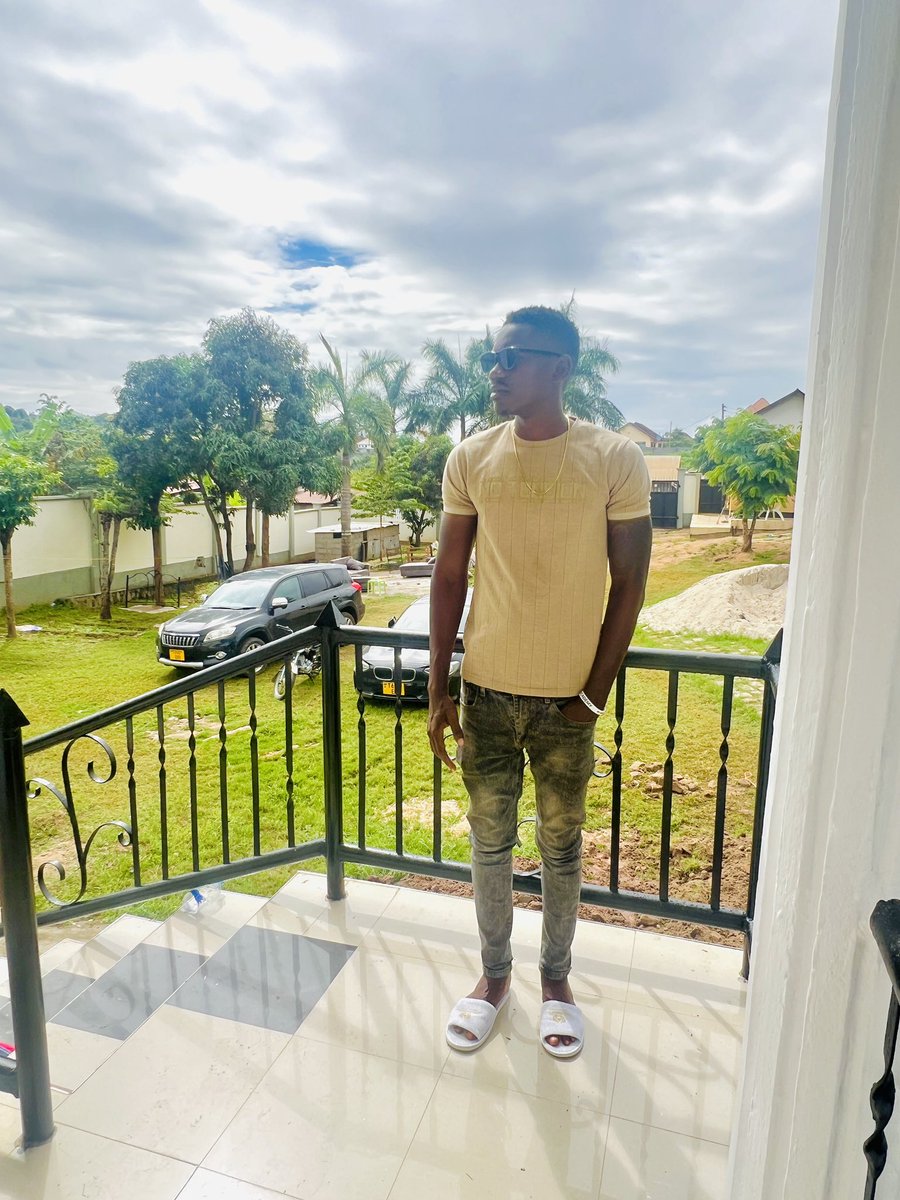 Honoraty26's tweet photo. NINGESOMA #FEZA au #IST SAHIVI NISINGEKUA NALALAMIKA JUA KALI🌞😂 https://t.co/BCSKFi9qZj
