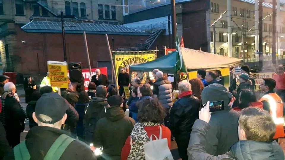 uaf's tweet photo. Stopping fascist thugs...6 years ago #OTD 100s rallied in support of @RMTunion whose picket line in Manchester had been physically threatened by far right 'yellow vests'.
The solidarity stopped the extreme rights attempts to intimidate strikers.
@Manchester_SUTR @AntiRacismDay https://t.co/00E8JJwYF0