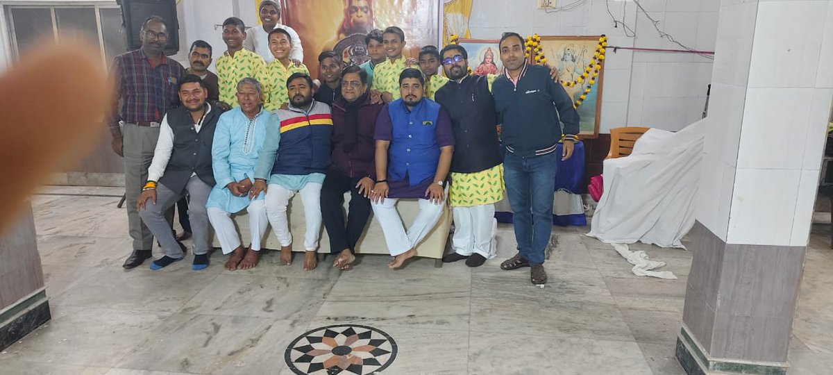 raianand84's tweet photo. बीते कल #प्रतिष्ठा_द्वादशी के अवसर पर #बादामी_देवी_आश्रम में संत हरिकृष्ण दास जी महाराज द्वारा " संस्कार एवं सांस्कृतिक चेतना " पर प्रवचन सुनने का अवसर मिला साथ ही #अंजनी_पुत्र_सेना द्वारा सामूहिक #हनुमान_चालीसा पाठ और आरती में शामिल होने का सौभाग्य प्राप्त हुआ।
#जय_श्री_राम https://t.co/sXbWkMWZ54